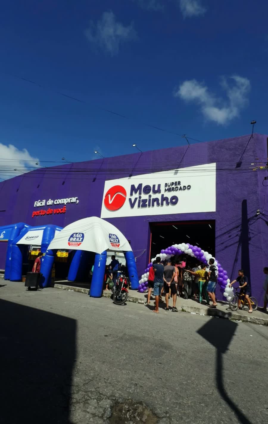 Fachada roxa do Meu Vizinho Supermercado no Bairro Kennedy