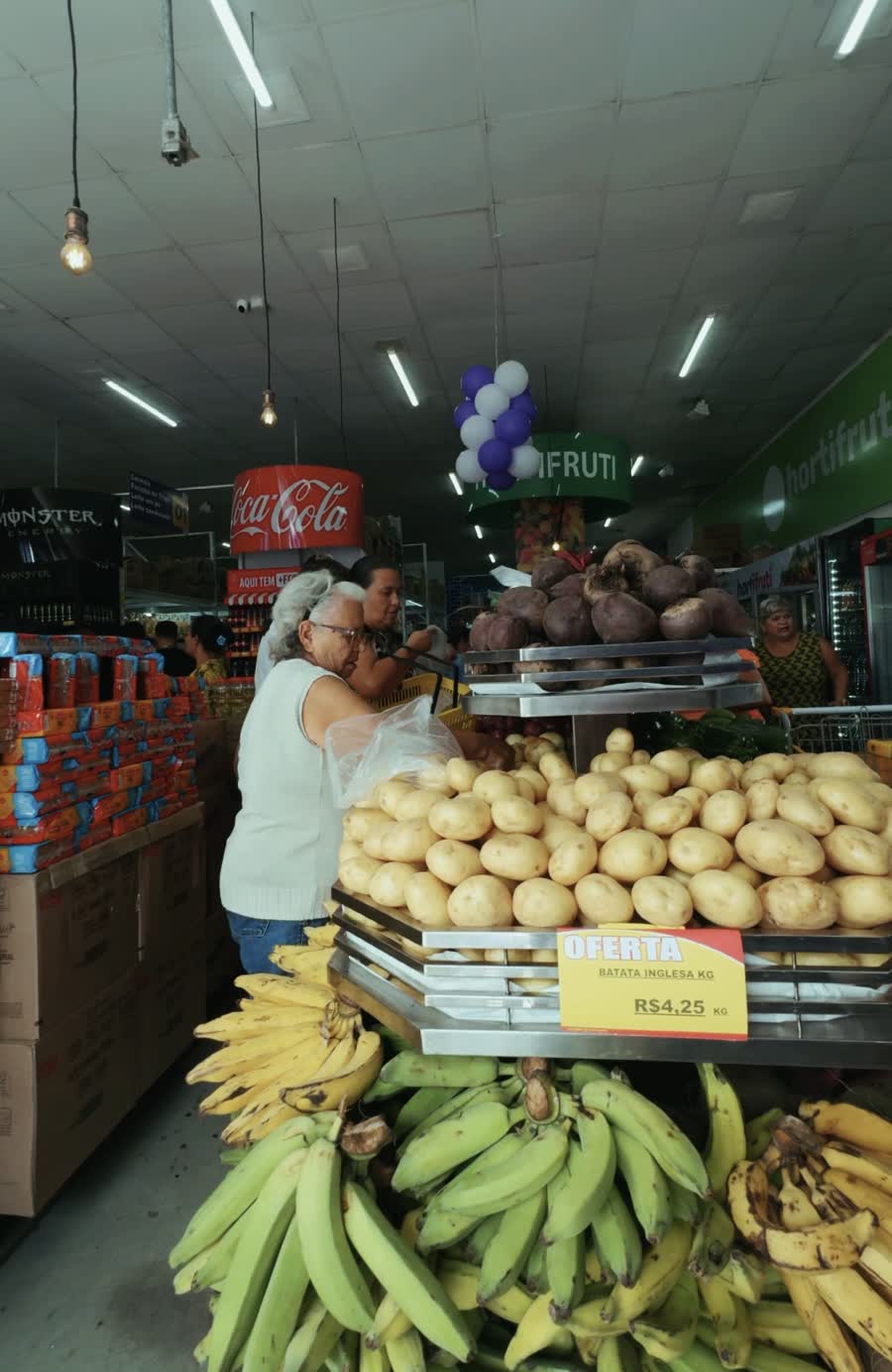 Setor de hortifruti com frutas e verduras frescas